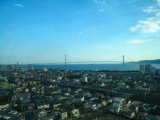 天文科学館から見た明石海峡大橋の風景