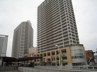 JR高槻駅前、アクトアモーレの風景