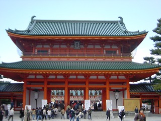 新年の平安神宮、応天門の風景