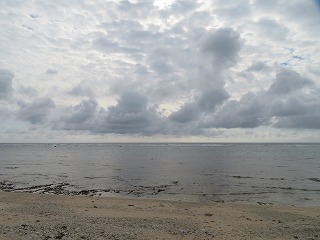 久高島、イシキ浜の晩冬の風景