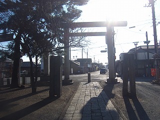 桐生天満宮の鳥居越しに望む桐生の町並みの風景