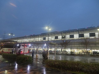 晩冬の早朝、京都駅八条口の風景