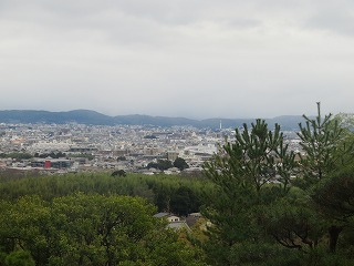 常寂光寺境内から眺望する京都市街地の風景