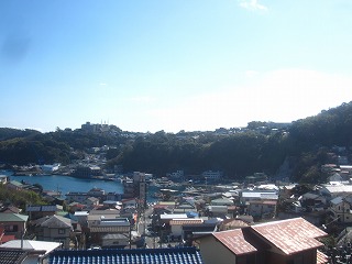 青空の真鶴の町並みの俯瞰風景
