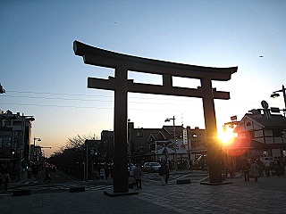 鶴岡八幡宮、鳥居前の夕景