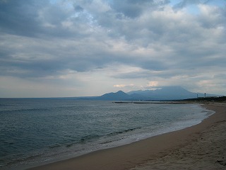 弓ヶ浜半島の海岸から大山を望む