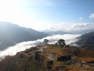 竹田城跡、雲海の広がる風景