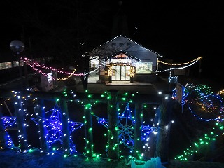 ライトアップされた間藤駅