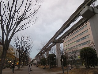 立川駅前、多摩都市モノレールの見える風景