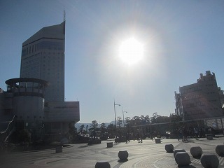 朝日の眩しい高松駅前の風景