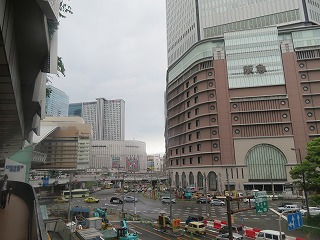 大阪・梅田、阪急百貨店前の風景