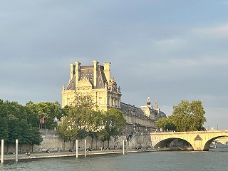 パリ・セーヌ川とルーブル美術館を望む風景