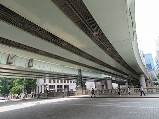 日本橋と宙空の首都高速道路の風景