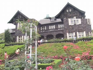 旧古河庭園、洋館と薔薇の見える風景