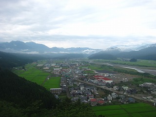 美山公園から眺望する姫川の河谷