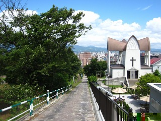 チャチャ登りと函館聖ヨハネ教会の風景