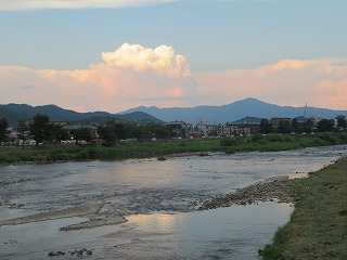 渡月橋から眺めた比叡山の夕景