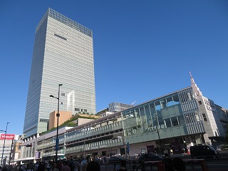 バスタ新宿とJR新宿ミライナタワーの風景