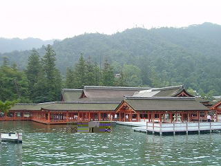 満潮の洗う厳島神社の風景