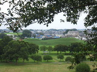 墳丘上から眺める埼玉古墳群の風景