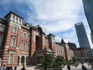 東京駅、初秋の風景