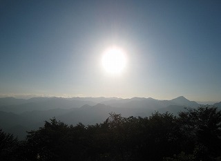 関八州見晴台から奥武蔵の山々を望む風景