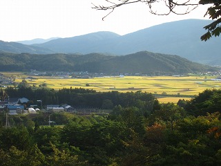 福泉寺境内から遠野盆地を望む風景