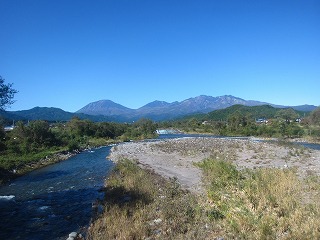 大谷川越しに男体山と女峰山を望む風景