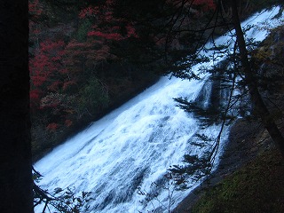 流れ落ちる湯滝の風景