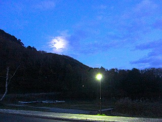 湯ノ湖の周囲の山々と月の見える風景