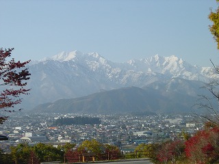 大町市街地から見た北アルプスの風景