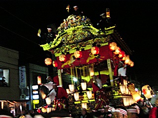 秩父夜祭、屋台が曳き回される風景