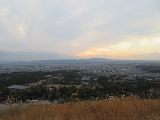 若草山から奈良市街地と生駒山を望む風景