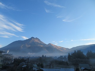 早朝の由布岳と靄のかかる風景