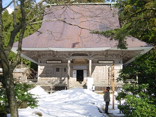 国上寺・雪の積もった本堂の風景