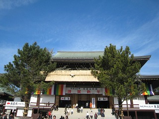 新年を控える成田山新勝寺の風景