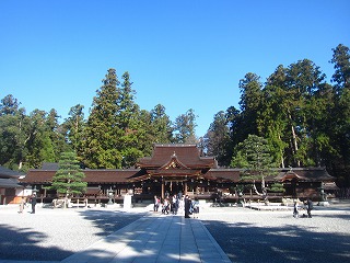 初冬の青空の下の多賀大社の風景