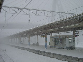 雪の降る青森駅構内の風景