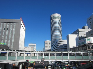 新横浜駅前、冬晴れの風景