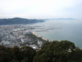 洲本城跡から眺める洲本市街地と大浜海岸の風景