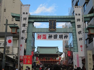 初詣客を迎える神田明神の風景