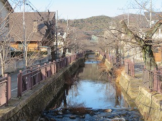 冬ざれの八瀬川と金山を望む風景