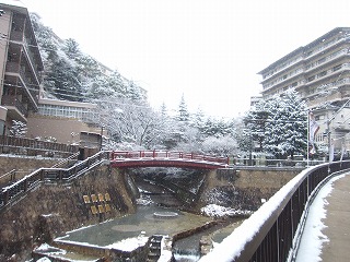 雪の降りしきる有馬温泉の風景