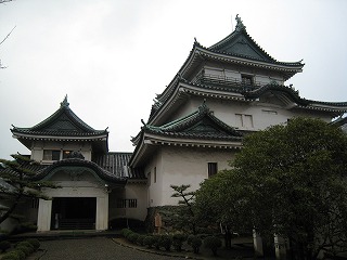 初春の和歌山城天守閣の風景