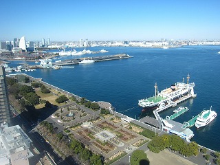 横浜マリンタワーから山下公園を見下ろす風景