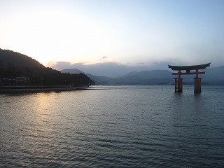 夕刻の厳島神社、大鳥居の風景