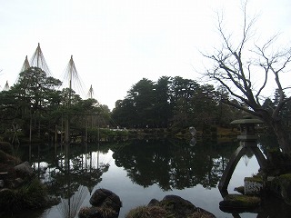 初春の兼六園、徽軫灯籠の風景