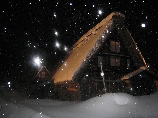 白川郷、雪の輝く合掌造りの風景