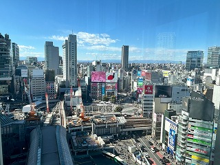 渋谷ヒカリエから望む渋谷駅前の風景