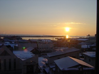 紋別市街地、朝焼けの風景